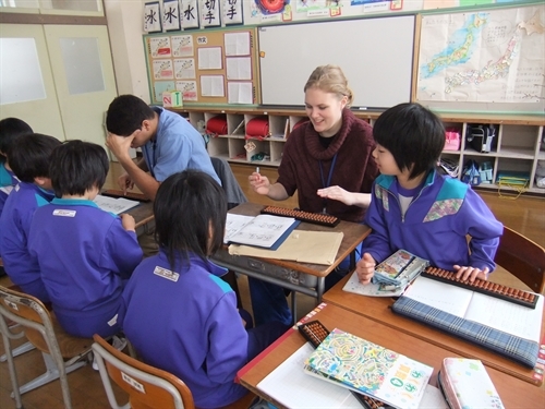student tutoring Japanese students